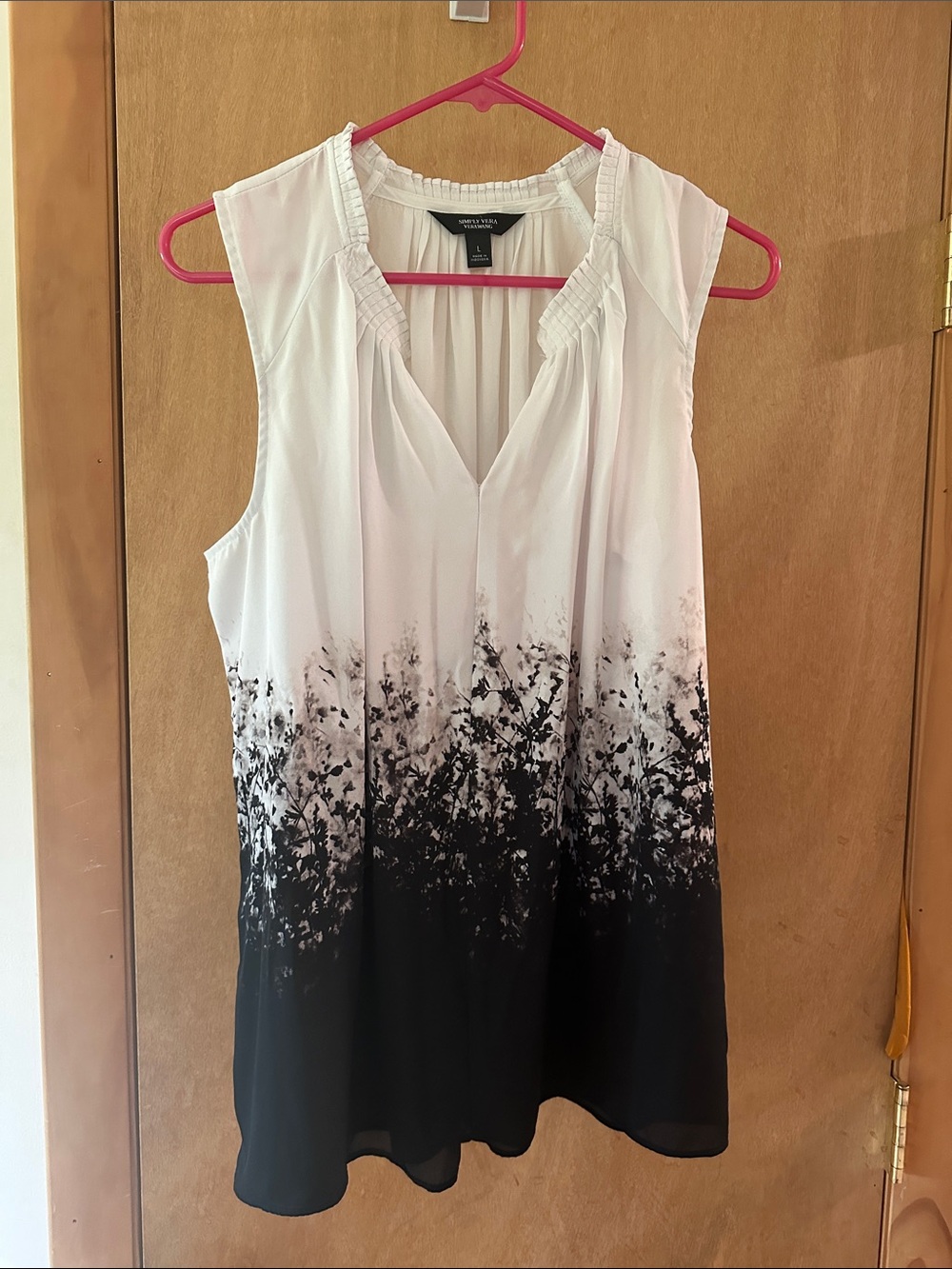 Simply Vera Vera Wang White and Black Ombre Sleeveless V-Neck Top